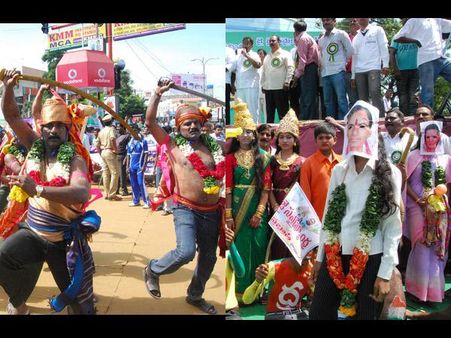 కత్తుల కళాకేళి: కెసిఆర్, సోనియా ముసుగు (ఫోటోలు)