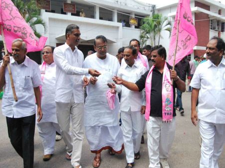 అసెంబ్లీ వద్ద తెరాస ఎమ్మెల్యేలను అడ్డుకున్న పోలీసులు