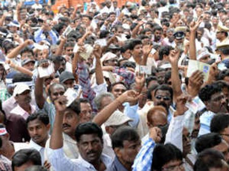 ఎపిఎన్జీవో వేదికపైకి చెప్పు, యువకుడిని కొట్టిన వైనం