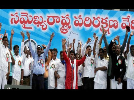 వివాదం: గజల్ శ్రీనివాస్‌కు ఐపిఎస్ ఎస్కార్ట్!