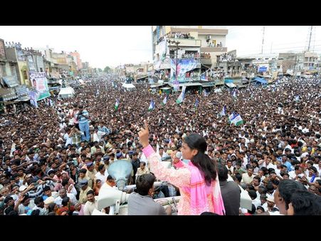 లోకేష్‌కోసం హరికి బాబు ద్రోహం: షర్మిల(టూర్ పిక్చర్స్)