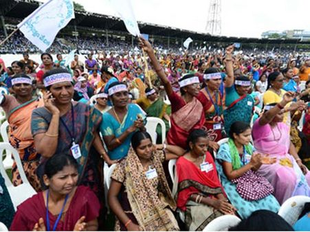 సమైక్య బస్సులపై రాళ్లదాడి, ధ్వంసం: ఎస్కార్ట్‌తో రిటర్న్