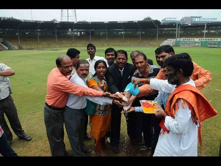 పిక్చర్స్: ఎల్పీ స్టేడియాన్ని లాయర్లు శుద్ధి చేశారు