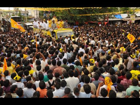 చంద్రబాబుకు సమైక్య సెగ: ప్రచార రథంలో పొగలు