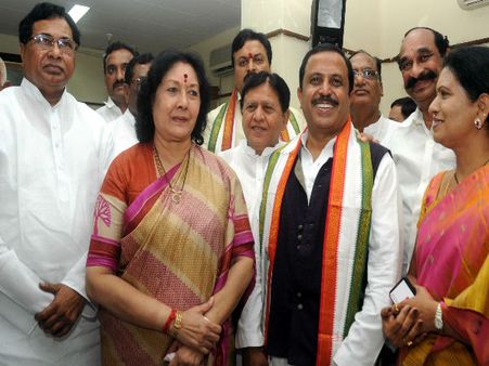 కుట్ర చేసినా సోనియా టికే, సమైక్యాంధ్ర ఓ కల: యాష్కీ