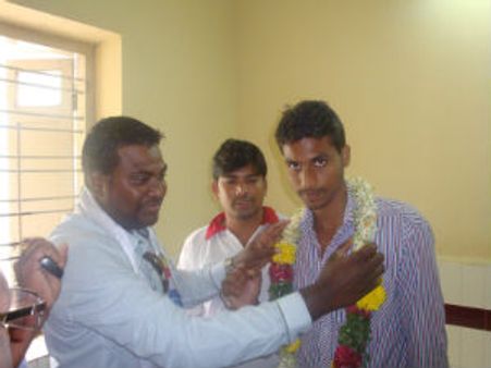 టీ కానిస్టేబుల్‌కు ఎన్నారై గిఫ్ట్