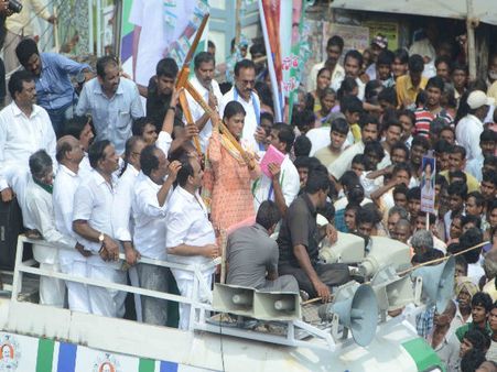 షర్మిల బస్సు యాత్రలో తొక్కిసలాట: ఓ వ్యక్తి మృతి