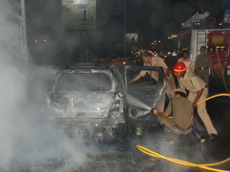 జయసుధ భర్త కారులో మంటలు: తప్పిన ప్రమాదం