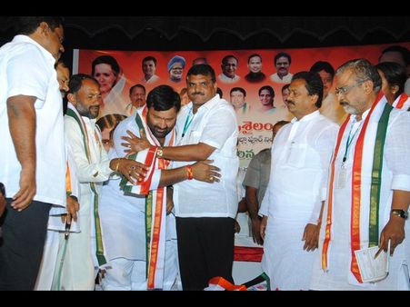 కూన రిటర్న్: బొత్స ఆప్యాయ ఆలింగనం(పిక్చర్స్)