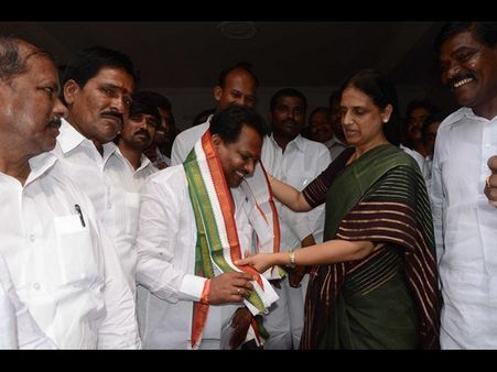 కాంగ్‌లోకి తెరాస మాజీ, శాలువాకప్పిన సబిత(పిక్చర్స్)