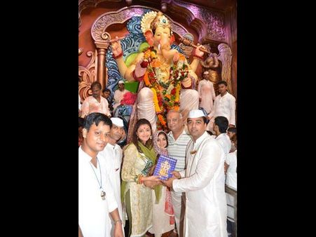 ఆకట్టుకుంటున్న గణేషుడు: సేవలో కాజల్(పిక్చర్స్)