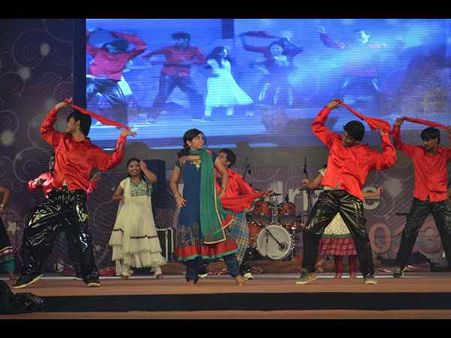 డ్యాన్స్‌అదుర్స్: టెక్కీలు ఫ్యామిలీతో ఎంజాయ్(పిక్చర్స్)