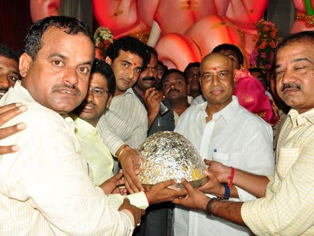 గణేషుడి సేవలో నేతలు: యువత తీన్‌‌మార్(పిక్చర్స్)