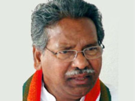  కావూరి ఇంటి వద్ద ఉద్రిక్తం, దాడి: చొచ్చుకెళ్లిన ఎమ్మెల్యే
