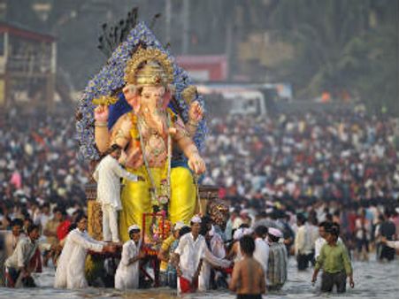 గణేష నిమజ్జనం: భారీ వర్షంలోనే శోభాయాత్ర