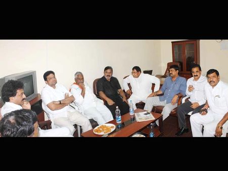 విభజన: టీ, సీమాంధ్ర మంత్రుల చర్చలు విఫలం