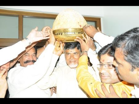 అధినేతకి మిఠాయి: బాబు నెత్తిన తీగల లడ్డూ(పిక్చర్స్)