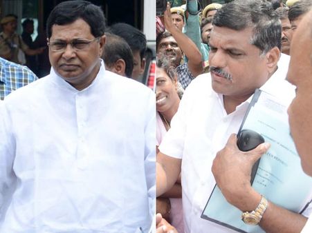 హీట్: కుర్చీలు ఖాళీ అని బొత్స, సమ్మెపై జానా