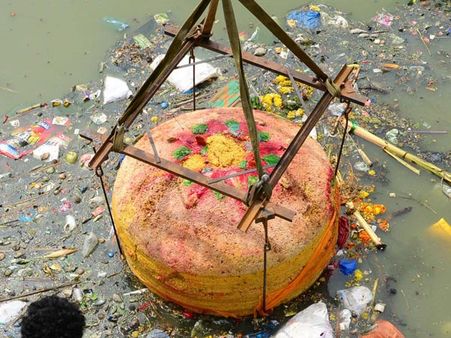 తయారుదారు కంటతడి: లడ్డూ నిమజ్జనం (పిక్చర్స్)