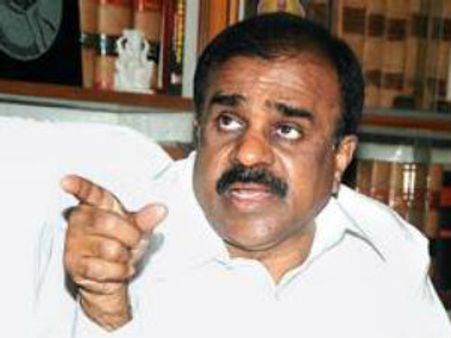 ఢిల్లీ పెద్దకు ఎంపీ నిలదీత: అప్పుడేం చేశారని షిండే