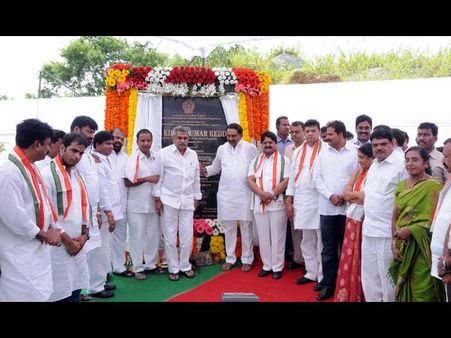 హైదరాబాద్‌లో సిఎం కిరణ్ రెడ్డి హల్‌చల్ (ఫొటోలు)