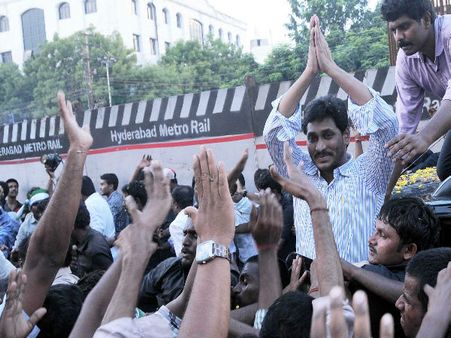 16 నెలలకు ఇంటికి చేరిన జగన్: హారతిచ్చి స్వాగతం