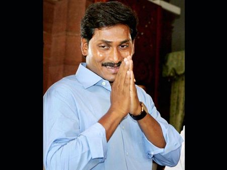 బాద్‌షా బయటకు, వార్ వన్ సైడ్: నెట్లో జగన్ హల్‌చల్