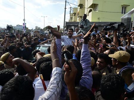 జగన్‌కు హెలికాప్టర్ ద్వారా పూలు: తెలుగుతల్లికి మాల