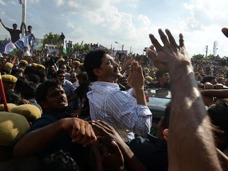 జగన్ రిలీజ్: చౌరస్తాలో సీమాంధ్ర లీడర్స్, వేరుదారేనా?