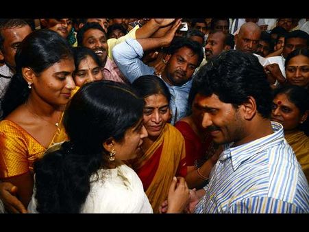 భారతి కళ్లలోకి జగన్: తల్లి, చెల్లి మురిపెం(పిక్చర్స్)