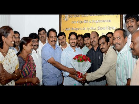 ఉద్యోగుల్లో జగన్ చిచ్చు: ధర్నాకు విజయమ్మ?