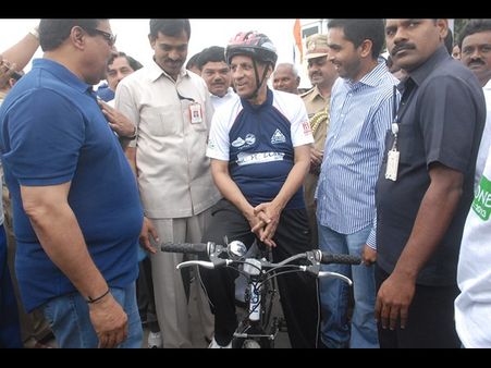 రిమ్ జిమ్ రిమ్ జిమ్: సైకిల్ తొక్కిన గవర్నర్ (పిక్చర్స్)