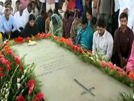 ఇడుపులపాయలో తండ్రికి జగన్ నివాళి, దీక్షలు