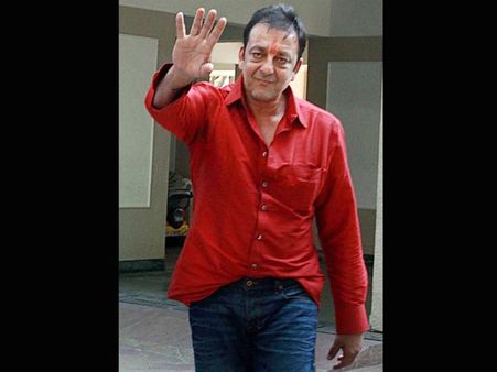 ఫ్యామిలీతోనే ఉంటా: ఫ్యాన్స్‌కు మున్నాబాయ్ థ్యాంక్స్