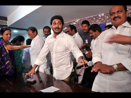నీటి యుద్దాల వ్యాఖ్య: జగన్‌పై పోలీసులకు ఫిర్యాదు