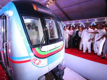 మోడల్ మెట్రో కోచ్‌ను ఆవిష్కరించిన సిఎం కిరణ్ రెడ్డి
