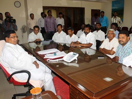 జగన్ సభకు అనుమతి వద్దు, సిఎంపై హైకమాండే: జానా