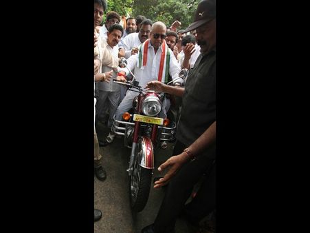 టీ జోష్: బైక్‌పై దామోదర, వెనక సీట్లో అంజన్ (పిక్చర్స్)