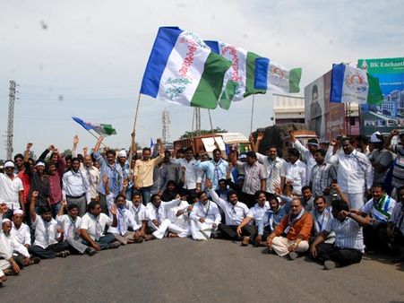 రెండో రోజు సీమాంధ్ర బంద్: మంత్రుల ఇళ్ల ముట్టడి