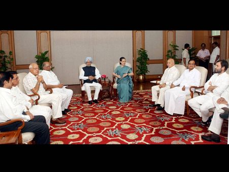 తొందరొద్దని సోనియా బుజ్జగింపు: తగ్గిన కేంద్ర మంత్రులు