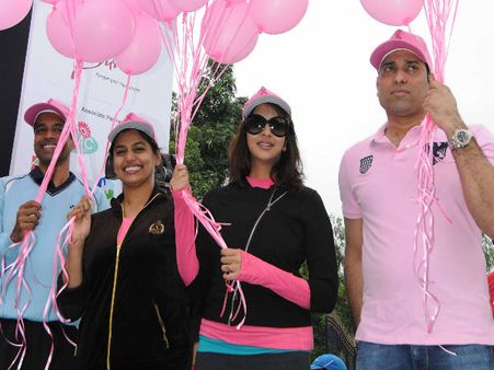 పింక్ రిబ్బన్ వాక్‌లో లక్ష్మీ ప్రసన్న, లక్ష్మణ్ (పిక్చర్స్)