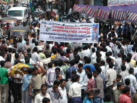 కాంగ్రెస్‌కు ఎమ్మెల్యే గుడ్‌బై: విధ్వంసంపై కిరణ్ సీరియస్