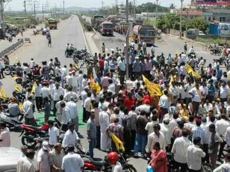 మళ్లీ ఉద్రిక్తం: పోలీసులపై ఫైర్ బాల్స్, కాంగ్Xజగన్ పార్టీ
