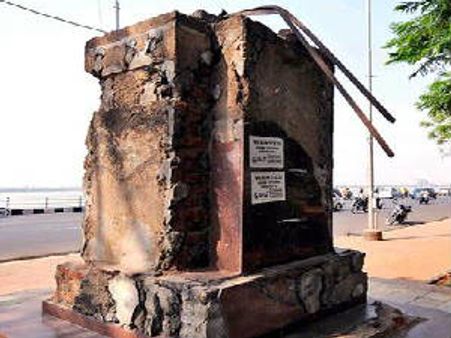 టిలో వైయస్ విగ్రహాలపై దాడి: నేతలకు అశోక్ హెచ్చరిక