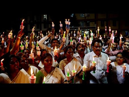 గురుద్వారా: దాడిపై క్యాండిల్ లైట్ నిరసన (పిక్చర్స్)