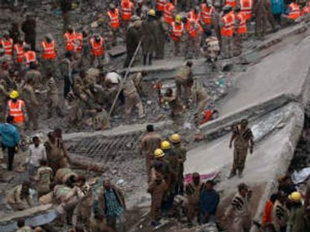 ఢిల్లీలో కుప్పకూలిన 150 ఏళ్ల మూడంతస్థుల భవంతి