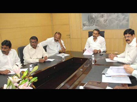 నేనుండగా: ఎన్జీవోలకు కిరణ్ 2హామీలు, చర్చలు విఫలం