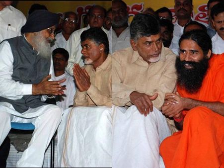 బాబుతో రామ్‌దేవ్: నవ్వుతూ రాయపాటి (పిక్చర్స్)