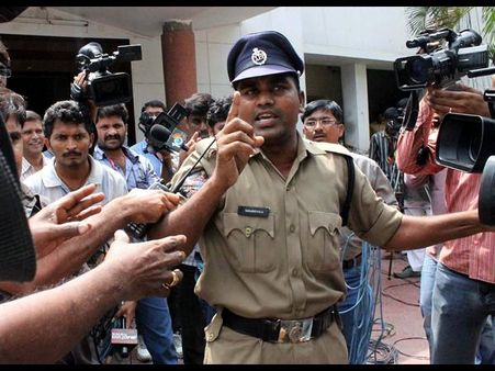 కానిస్టేబుల్ జై తెలంగాణ నినాదాలు, ఉద్రిక్తత (పిక్చర్స్)