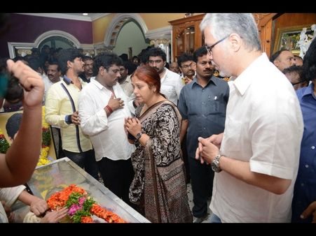 శ్రీహరి: ఏడుపు ఆపుకోలేకపోయిన జయసుధ (పిక్చర్స్)